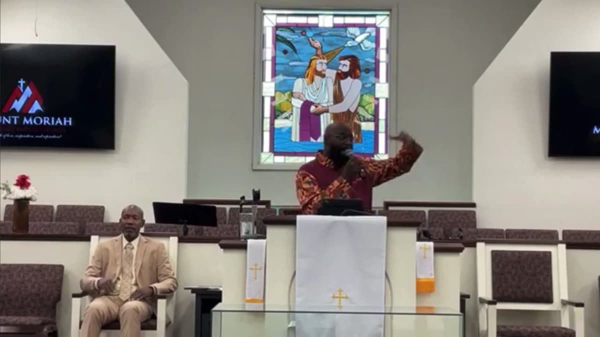 A moment of praise during service